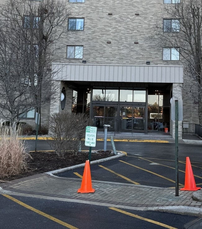 6340 Americana Dr in Willowbrook, IL - Building Photo - Building Photo