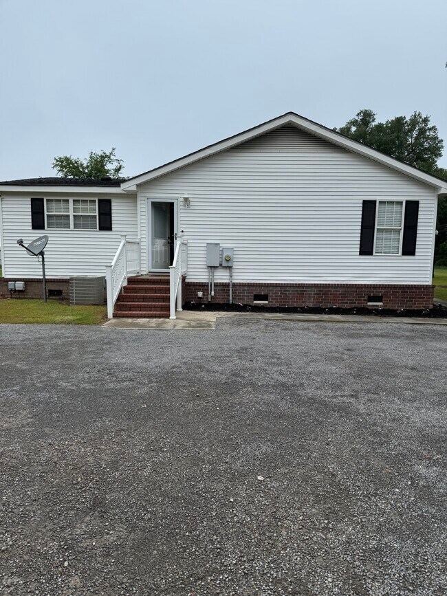 1381 Queenie Rd in Moncks Corner, SC - Building Photo - Building Photo