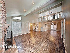 7451 Tunbury Ln in Houston, TX - Foto de edificio - Building Photo