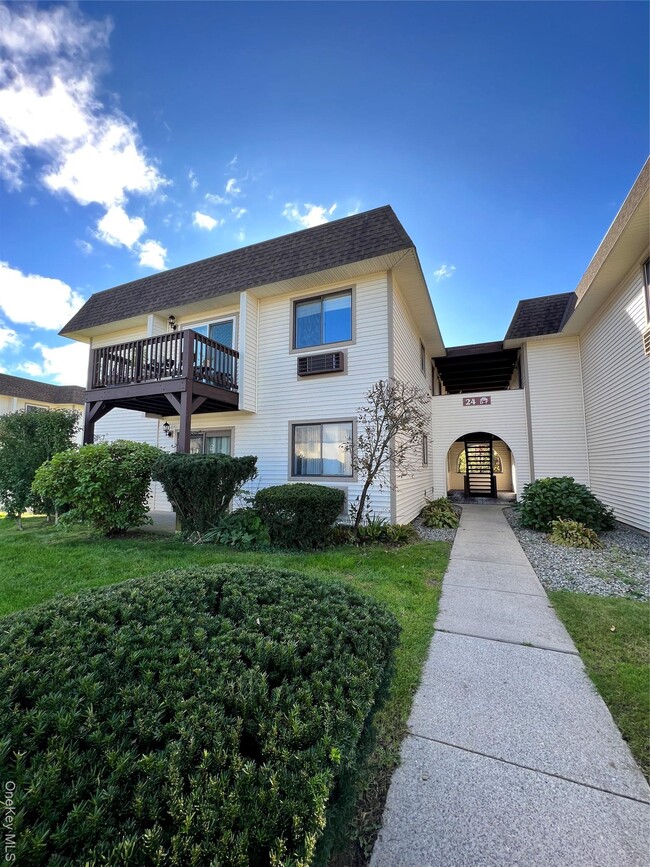 24 Village Park Dr in Fishkill, NY - Building Photo - Building Photo