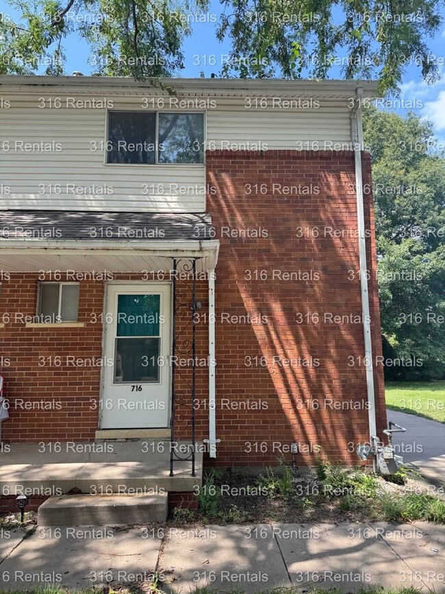 property at 716 Cottonwood Ln