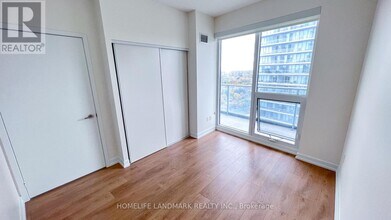 117 McMahon Dr in Toronto, ON - Building Photo - Building Photo
