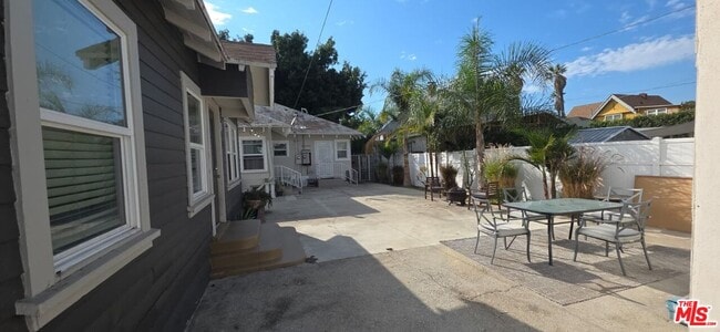 2928 S Halldale Ave in Los Angeles, CA - Building Photo - Building Photo