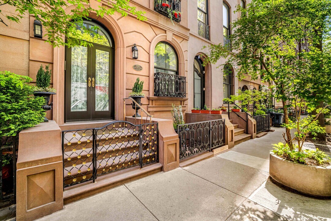 111 E 19th St in New York, NY - Building Photo