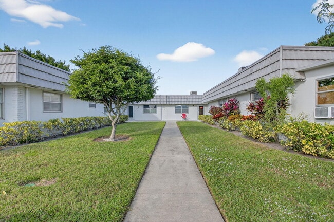 1 Valencia A in Delray Beach, FL - Building Photo - Building Photo