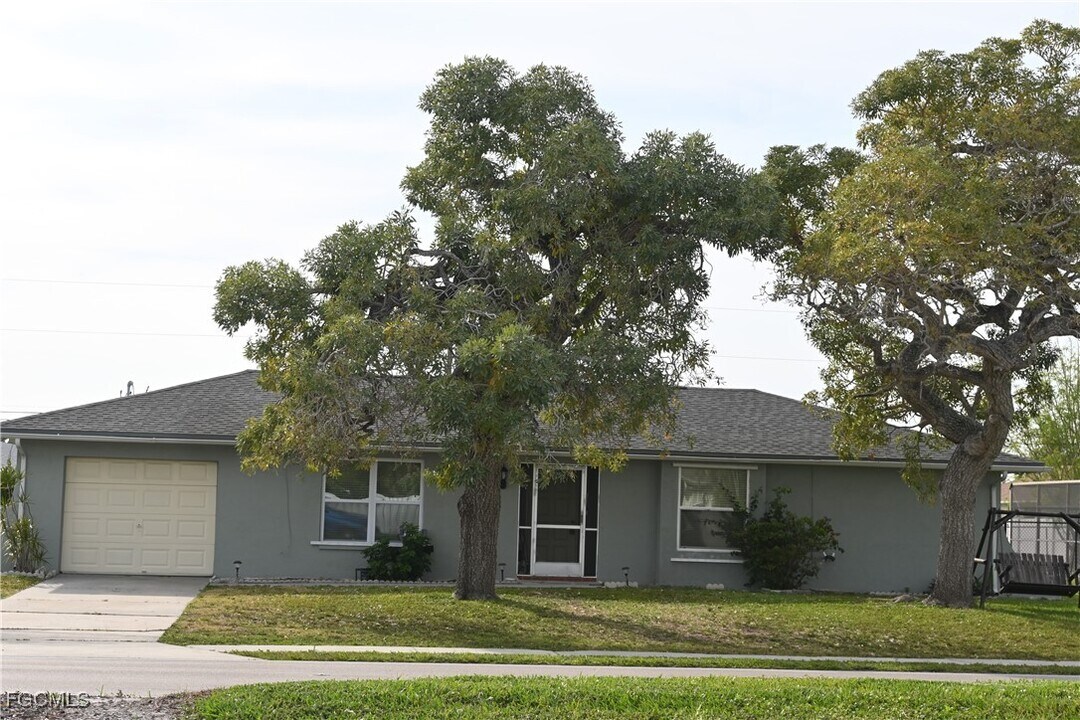 2324 Country Club Blvd in Cape Coral, FL - Building Photo
