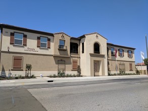 130 S Hewes St in Orange, CA - Foto de edificio - Building Photo