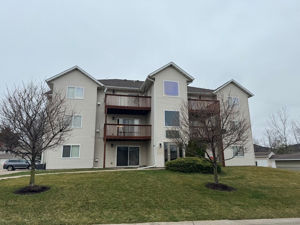 4600 Grand Ave, Unit C10 in Davenport, IA - Building Photo