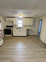 121-123 E Market St in Williamstown, PA - Building Photo