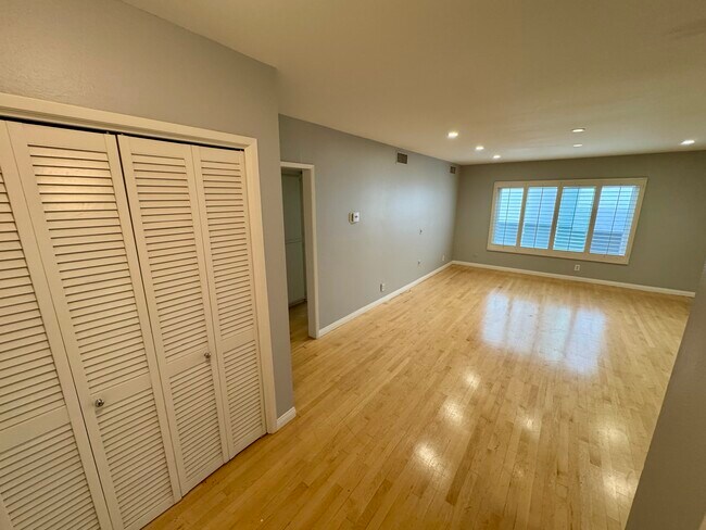 1250 N Kings Rd, Unit 303 in West Hollywood, CA - Building Photo - Building Photo