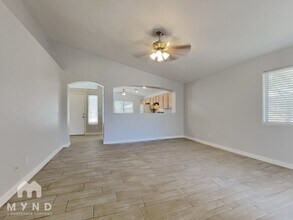 3811 S 74th Dr in Phoenix, AZ - Foto de edificio - Building Photo