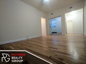 2357 N Drake Ave, Unit 3 in Chicago, IL - Foto de edificio - Building Photo