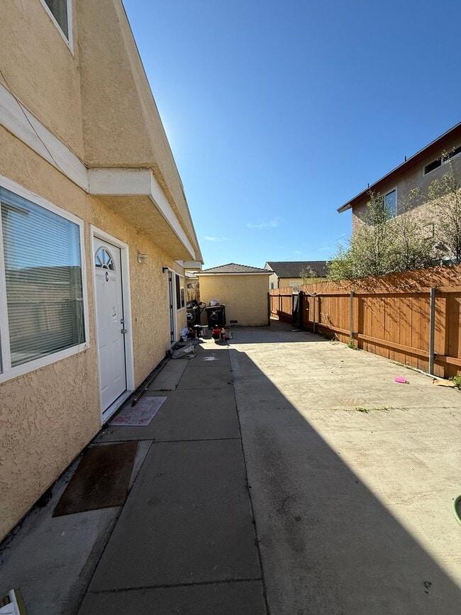 717 E Boone St in Santa Maria, CA - Foto de edificio - Building Photo