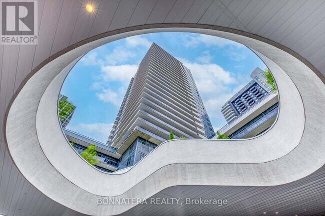 5105 Hurontario St in Mississauga, ON - Building Photo - Building Photo