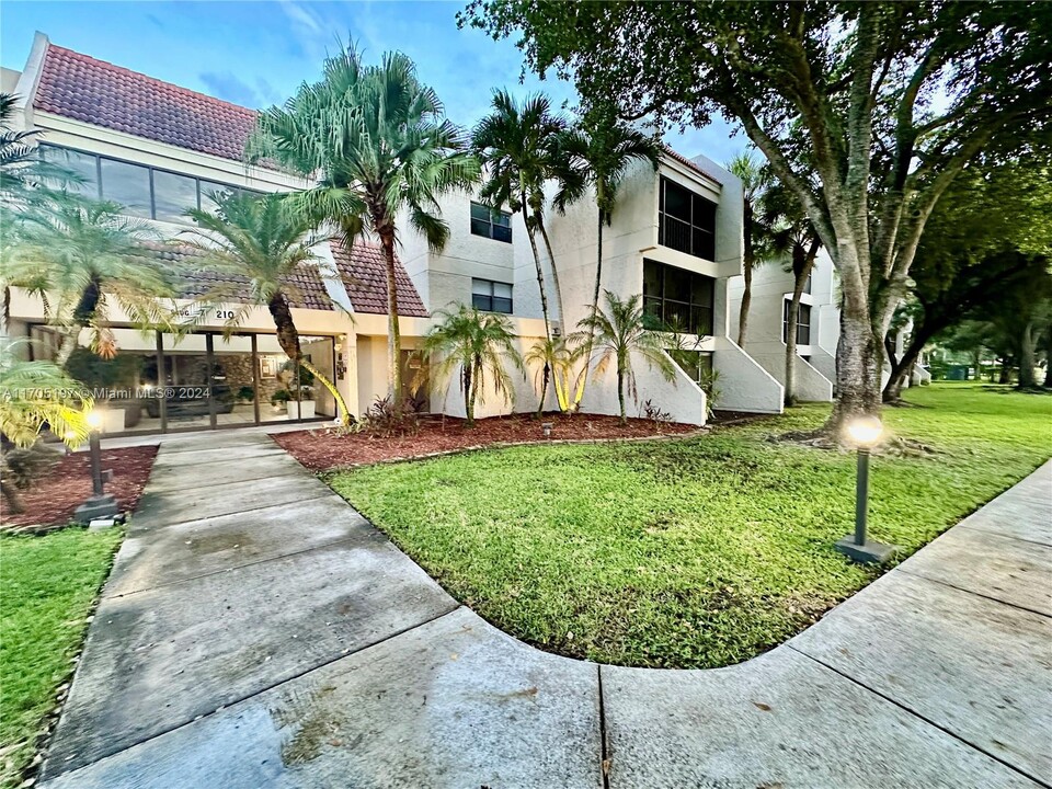 210 Lakeview Dr in Weston, FL - Building Photo