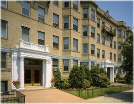 121 Park Dr, Unit B3 in Boston, MA - Building Photo