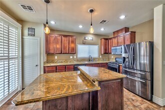5025 W Lone Wolf Ave in Las Vegas, NV - Building Photo - Building Photo