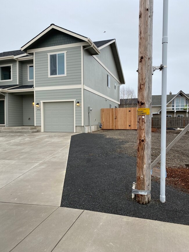 1440 Elm St in Junction City, OR - Building Photo - Building Photo