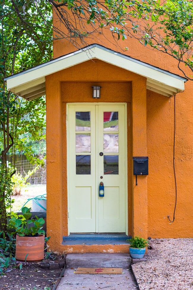 1401 Ashwood Rd in Austin, TX - Foto de edificio - Building Photo