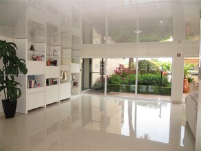 220 Kings Point Dr in Sunny Isles Beach, FL - Foto de edificio - Building Photo