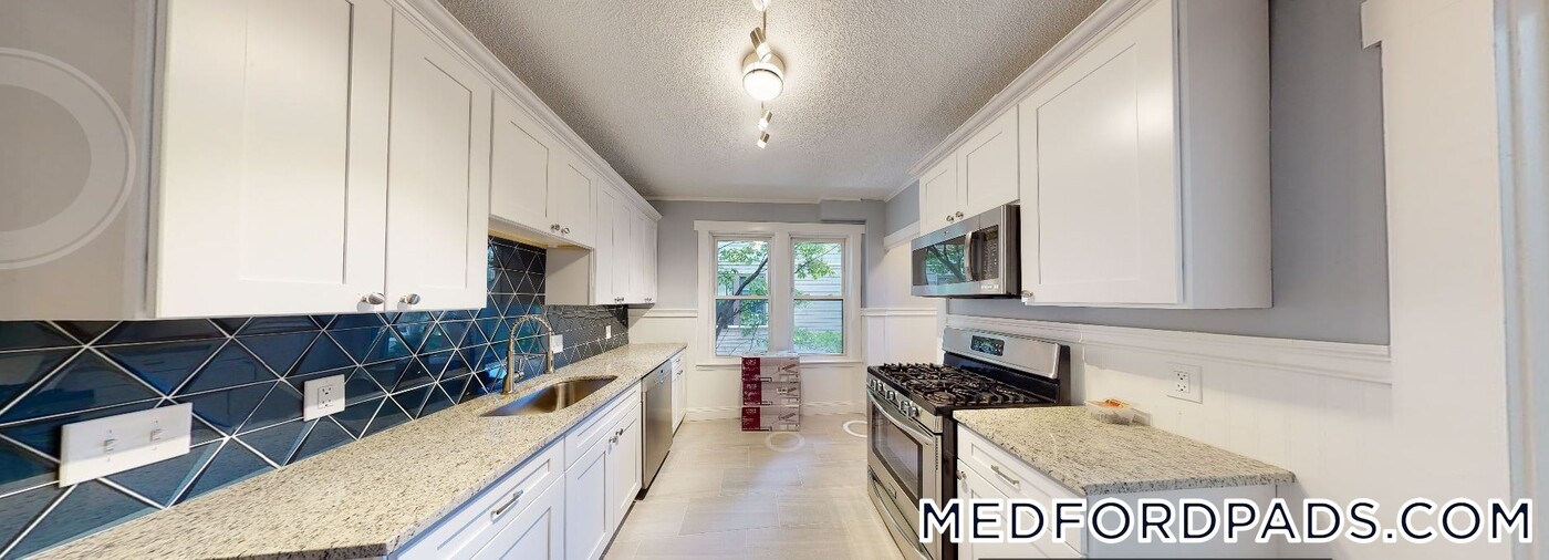 207 Boston Ave in Medford, MA - Building Photo