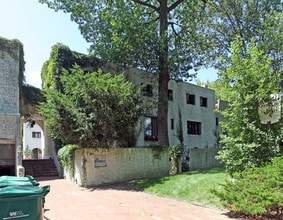 El Pueblo in Toronto, ON - Building Photo - Building Photo