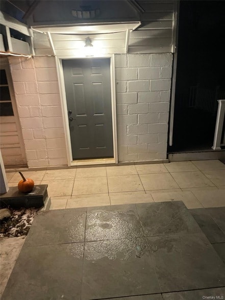 94 Baron De Hirsch Rd in Crompond, NY - Foto de edificio - Building Photo