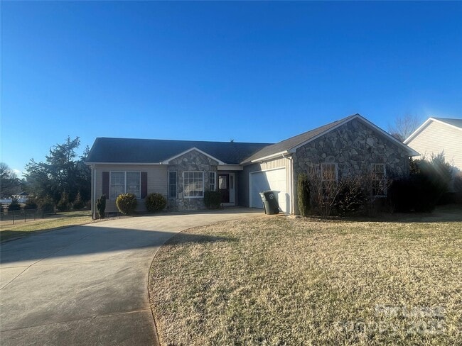 1444 Farmington Hills Dr in Conover, NC - Building Photo - Building Photo