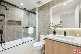 property at 1463 1/2 S Beverly Dr