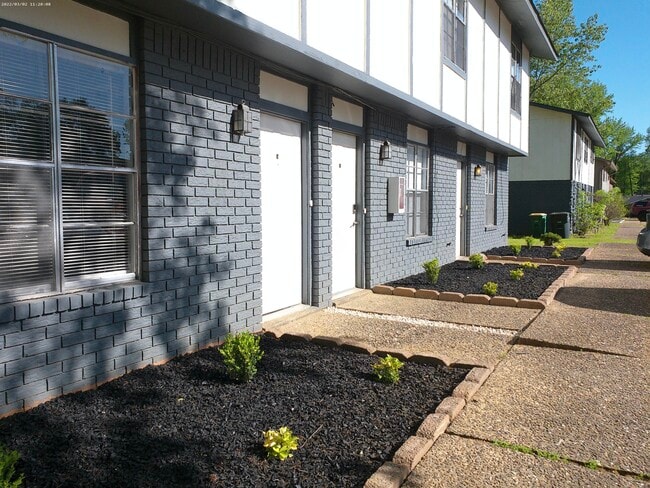 8302 Woodview Dr E, Unit B