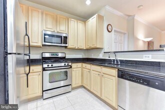 2321 25th St S, Unit Unit 104 in Arlington, VA - Foto de edificio - Building Photo