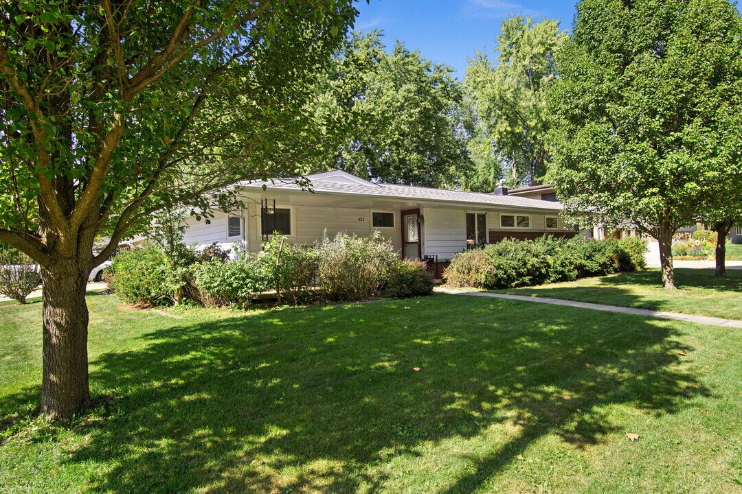 431 Parkside Dr in Sycamore, IL - Building Photo