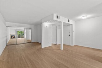 10960 Ashton Ave, Unit 204 in Los Angeles, CA - Building Photo - Building Photo
