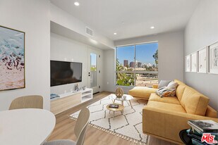 12431 Rochester Ave in Los Angeles, CA - Building Photo