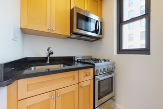 317 E 53rd St, Unit 4A in New York, NY - Building Photo - Building Photo