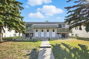 4809-4852 52 St in Olds, AB - Building Photo