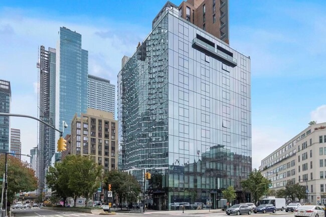 5 Ct Square W in Queens, NY - Building Photo - Building Photo