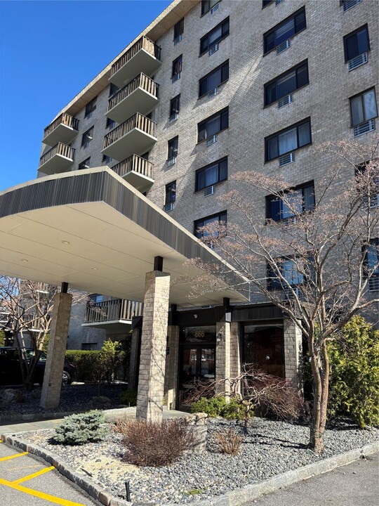 666 Pelham Rd in New Rochelle, NY - Building Photo