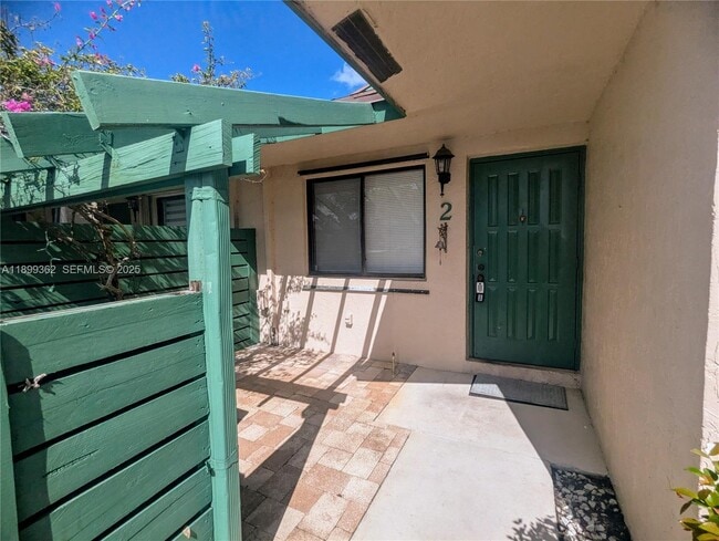 448 Lakeview Dr in Weston, FL - Building Photo - Building Photo