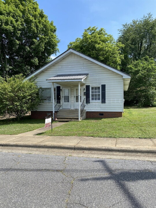 1627 B Ave SE in Hickory, NC - Building Photo