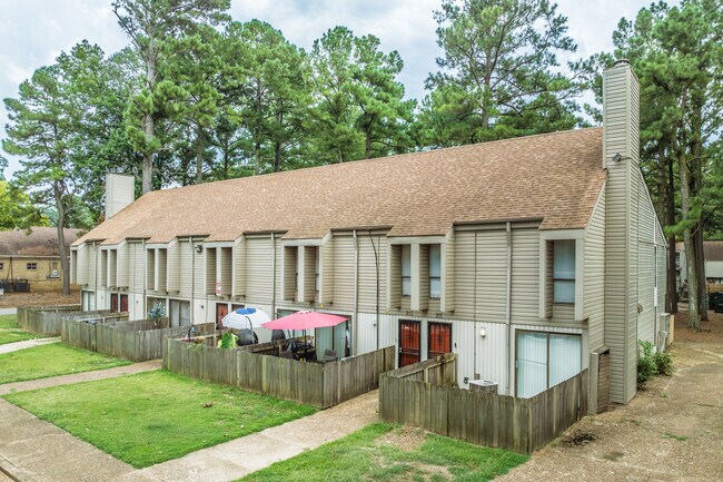 913 E Raines Rd in Memphis, TN - Foto de edificio - Building Photo