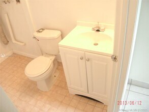 5944 NW 21st St in Lauderhill, FL - Building Photo - Building Photo