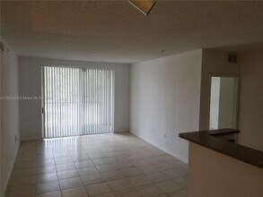 8070 N Nob Hill Rd in Tamarac, FL - Building Photo - Building Photo