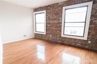 54 Main St, Unit A in Woodbridge, NJ - Foto de edificio - Building Photo