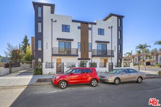 13692 Erwin St in Los Angeles, CA - Building Photo - Building Photo