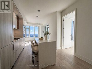 11 Yorkville Ave in Toronto, ON - Building Photo - Building Photo