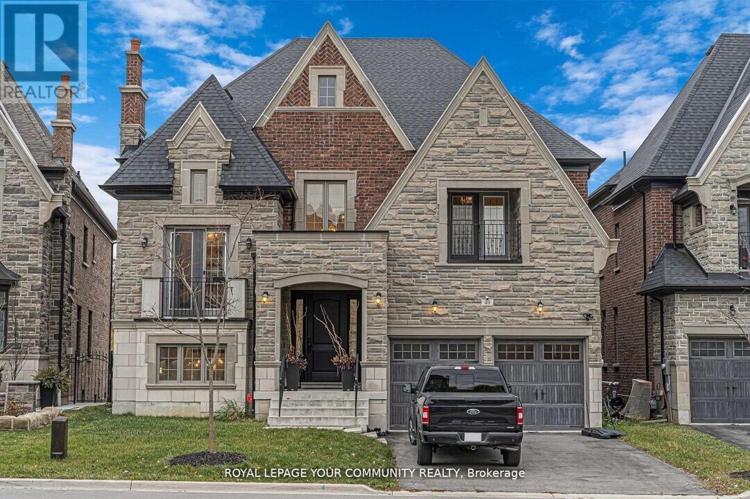 49 Lavender Valley Rd in King City, ON - Building Photo