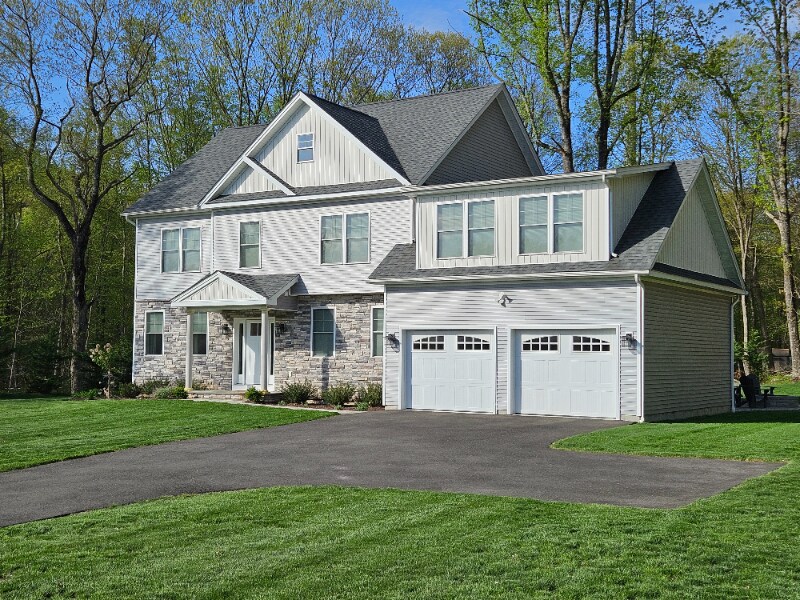 25 Meridian Ridge Dr in Newtown, CT - Foto de edificio