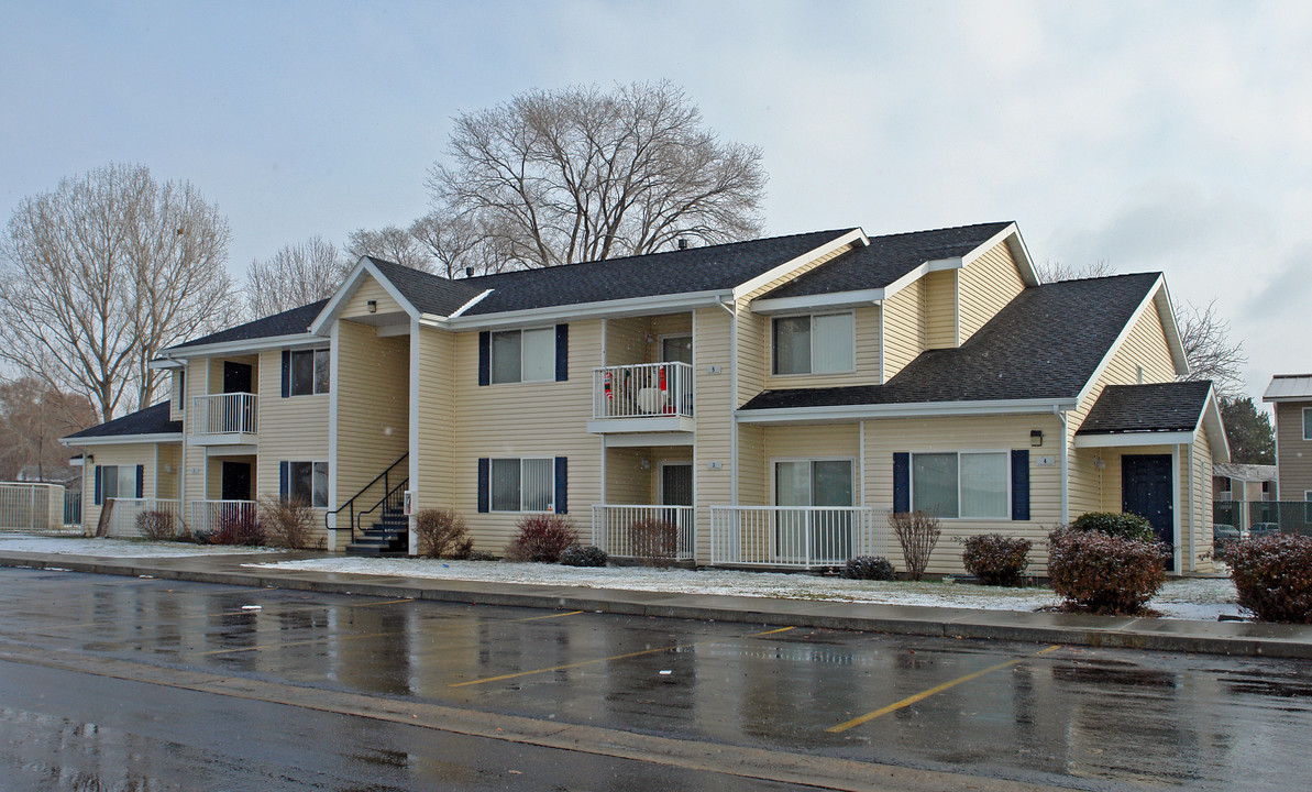 Meadowbrook Apartments in Emmett, ID - Building Photo