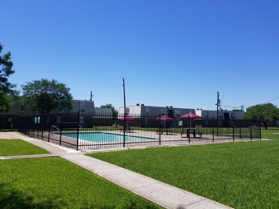 Village at Baytown in Baytown, TX - Foto de edificio